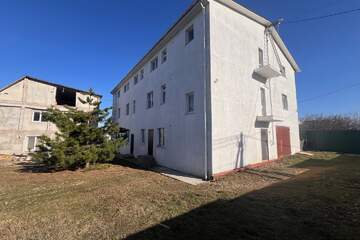 Дом, 698 м², 3 эт.