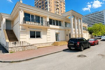 Отдельно стоящее здание, 1010 м²